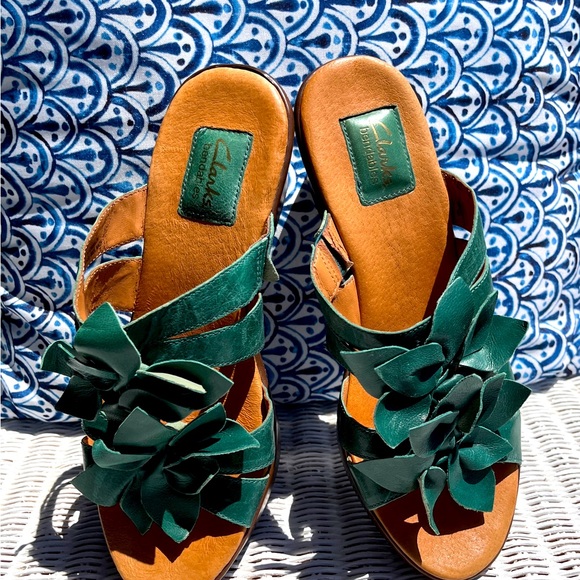 A Spring in Your Step!  CLARKS (NWOT, Sz 8) Sea Green Wedge Platform Sandals - Picture 3 of 7